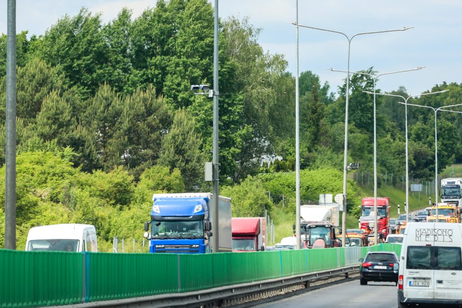 Nuo Kauno link Vilniaus – didžiulė spūstis: automobiliai vos juda