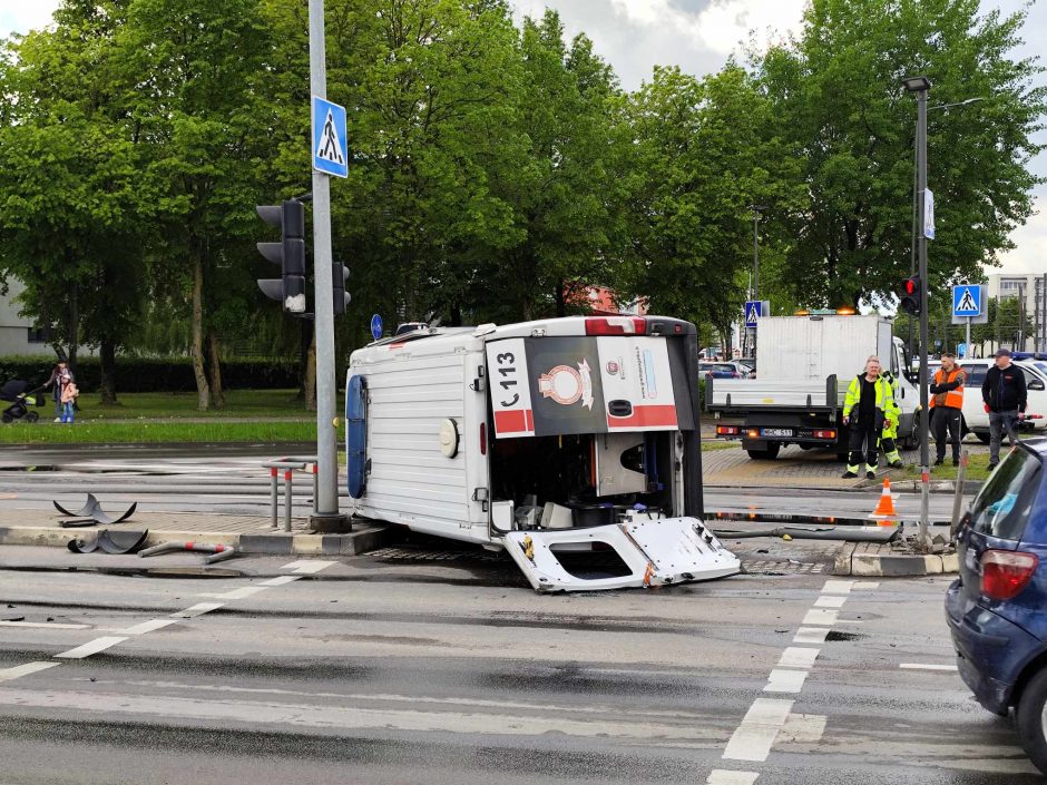 Nufilmuota: „Volvo“ rėžėsi į skubančių paramedikų automobilį