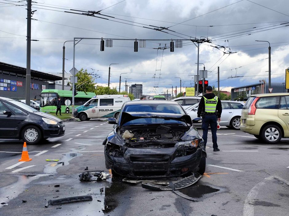 Nufilmuota: „Volvo“ rėžėsi į skubančių paramedikų automobilį