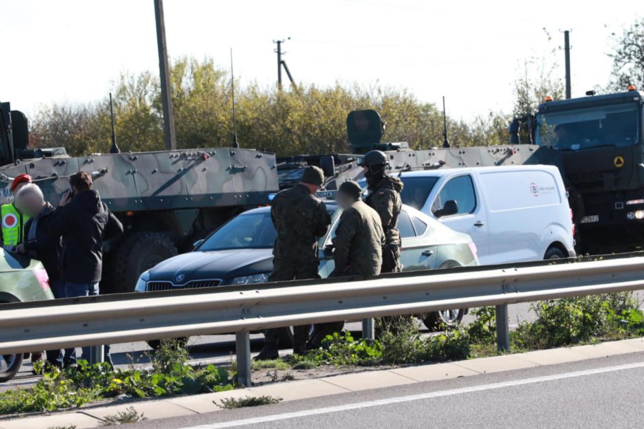 Skirtingose pakaunės vietose į eismo įvykius pateko šarvuočių kolona ir Karo policija