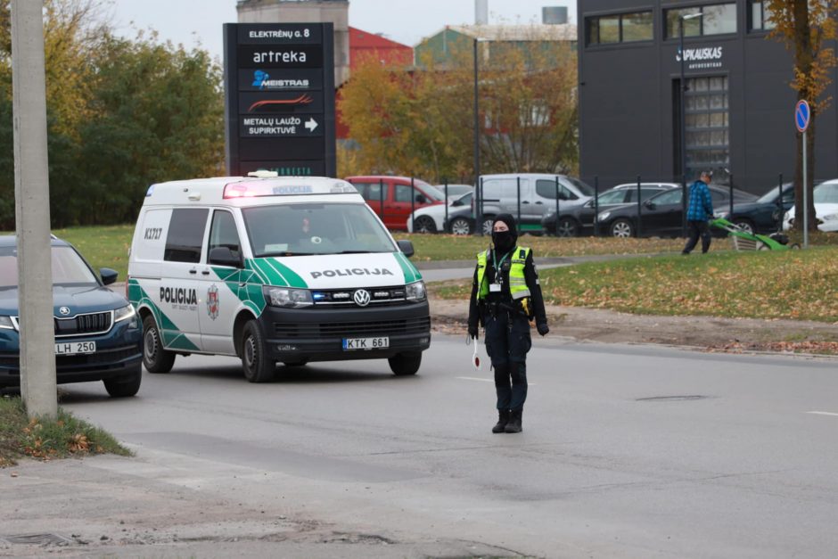 Siaubas Elektrėnų gatvėje: BMW vairuotojas rėžėsi į stotelę – sužeisti trys žmonės