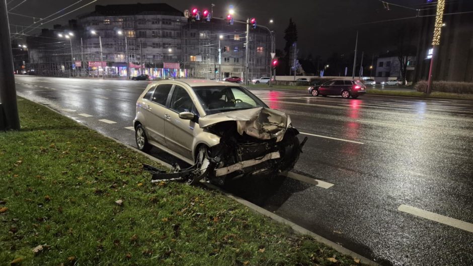 Smarki avarija „Aklųjų“ sankryžoje: viename iš suknežintų automobilių – 4-erių vaikas