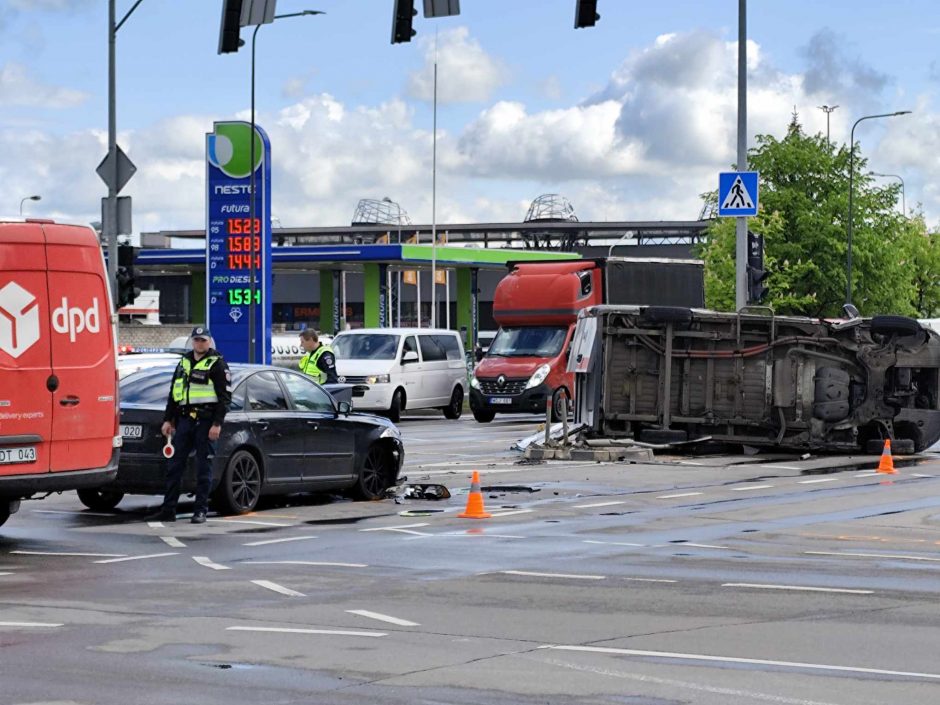 Nufilmuota: „Volvo“ rėžėsi į skubančių paramedikų automobilį