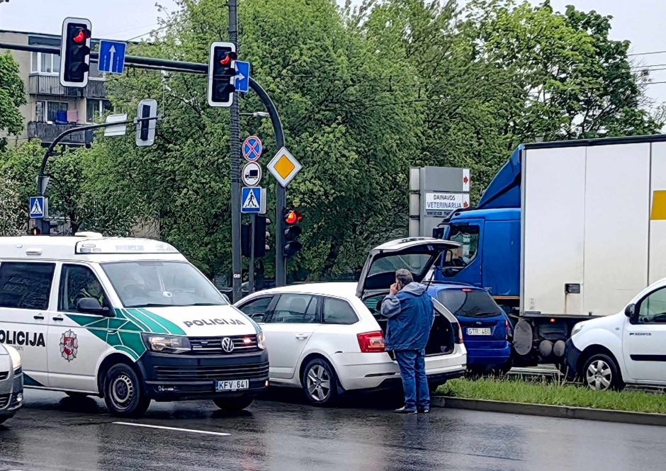 Lietingas pirmadienio rytas pažėrė avarijų