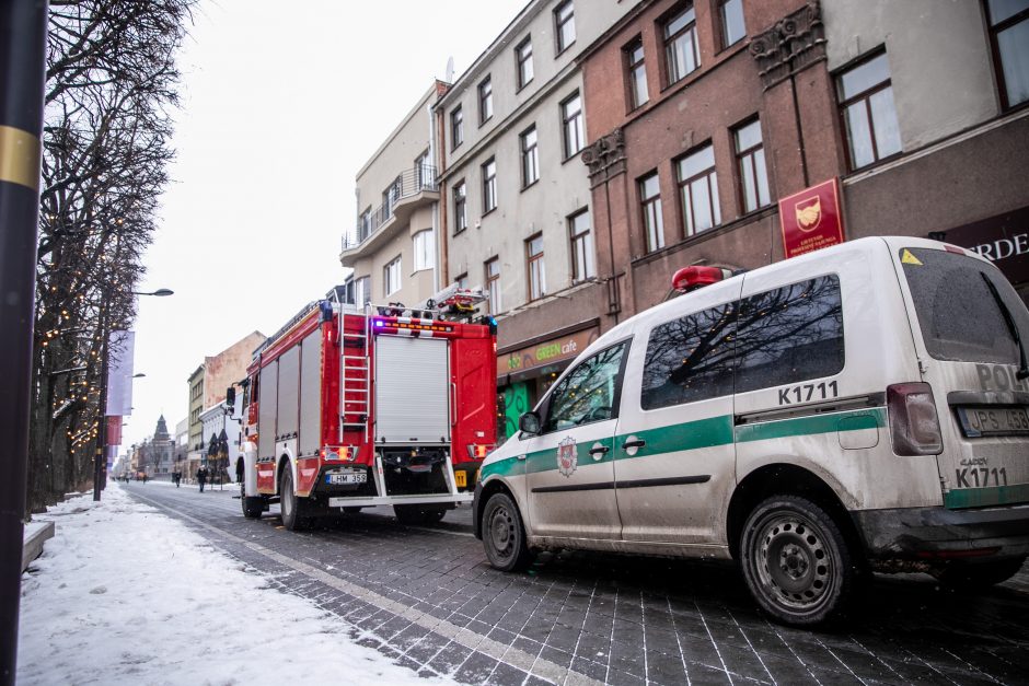 Sujudimas miesto centre: ant ugniagesių pasipiktinimą liejusį gyventoją sutramdė tik pareigūnai