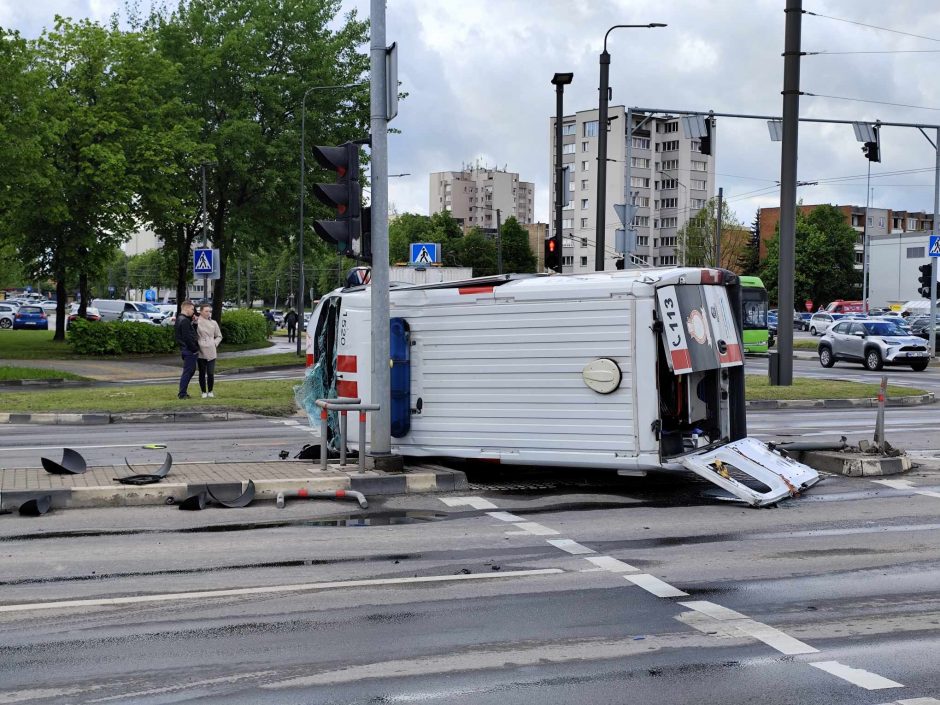 Nufilmuota: „Volvo“ rėžėsi į skubančių paramedikų automobilį