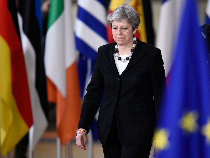 Th. May planuoja tolesnius žingsnius, siekdama išeiti iš „Brexit“ aklavietės