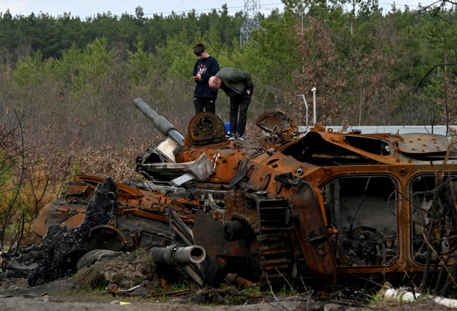 Karas: okupantai toliau atakuoja „Azovstal“ gamyklą, Avdijivka apšaudyta fosforo bombomis