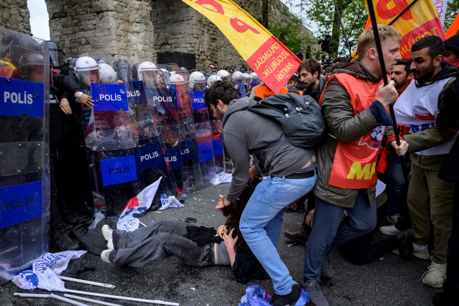 Stambulo policija susirėmė su Gegužės 1-osios protestuotojais