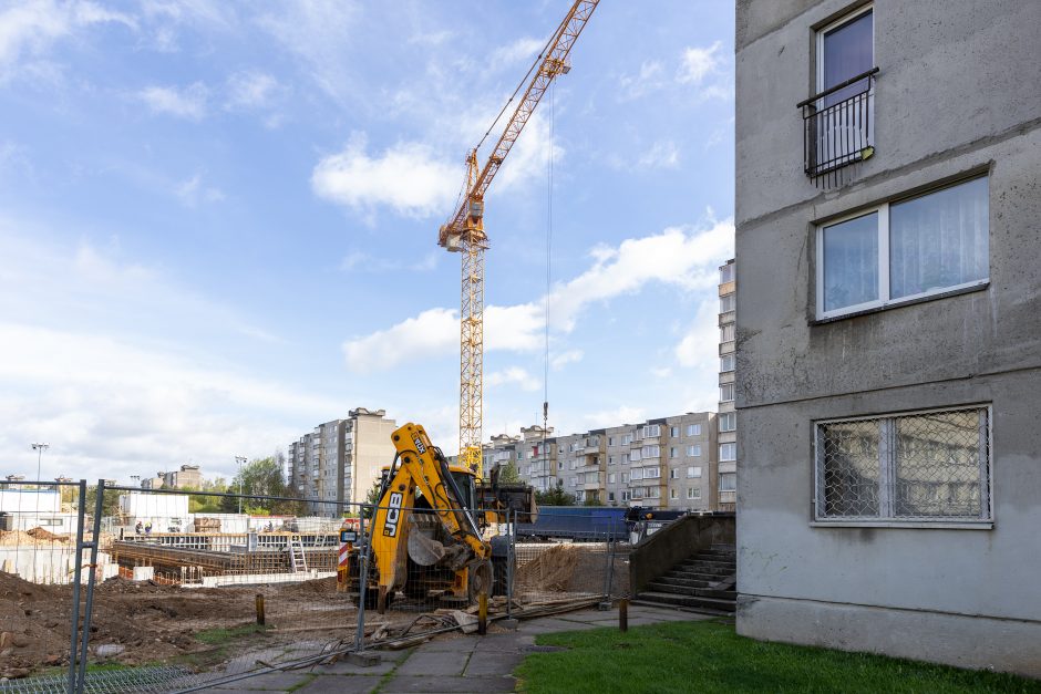 Kaune vėjas įsiūbavo kraną, nudraskė stogą, medžius vertė ant laidų ir pastatų