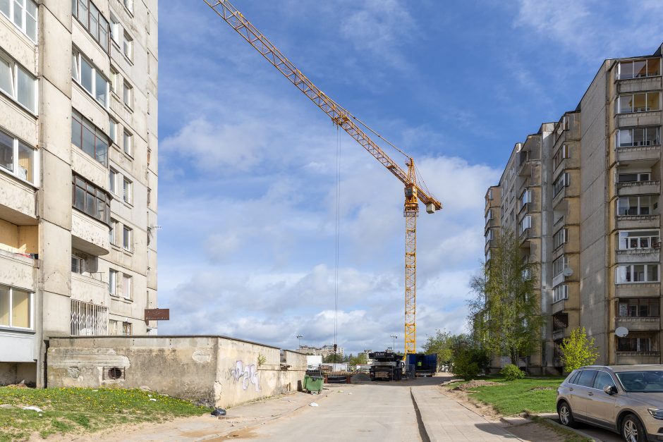 Kaune vėjas įsiūbavo kraną, nudraskė stogą, medžius vertė ant laidų ir pastatų