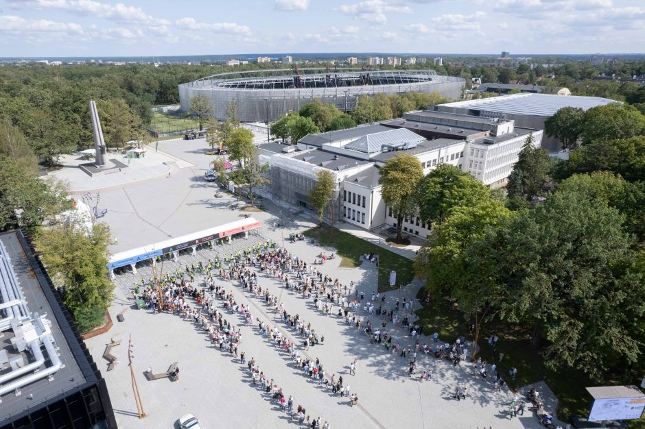 Prie Dariaus ir Girėno stadiono rikiuojasi pirmieji E. Sheerano gerbėjai