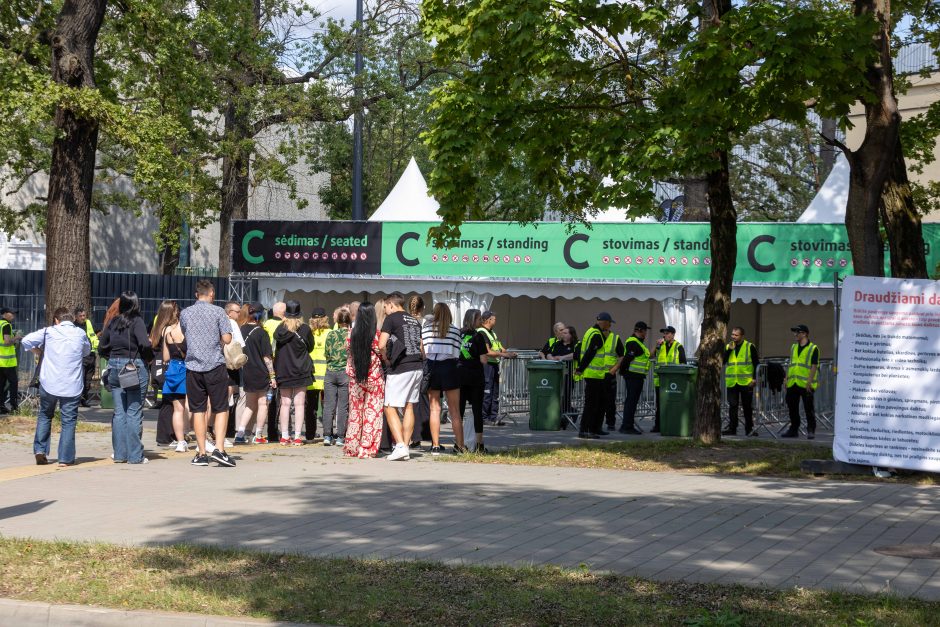 Prie Dariaus ir Girėno stadiono rikiuojasi pirmieji E. Sheerano gerbėjai