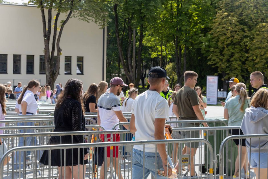 Prie Dariaus ir Girėno stadiono rikiuojasi pirmieji E. Sheerano gerbėjai