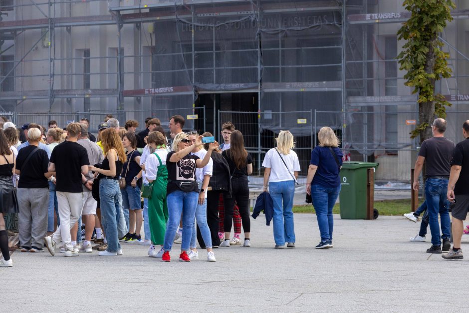 Prie Dariaus ir Girėno stadiono rikiuojasi pirmieji E. Sheerano gerbėjai