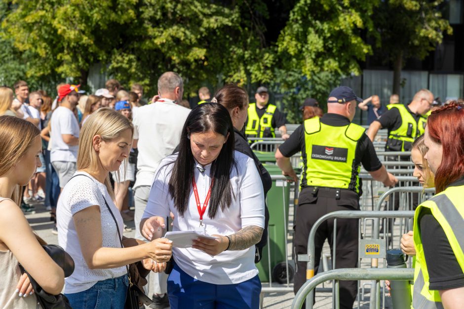 Prie Dariaus ir Girėno stadiono rikiuojasi pirmieji E. Sheerano gerbėjai