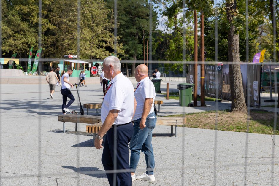 Prie Dariaus ir Girėno stadiono rikiuojasi pirmieji E. Sheerano gerbėjai