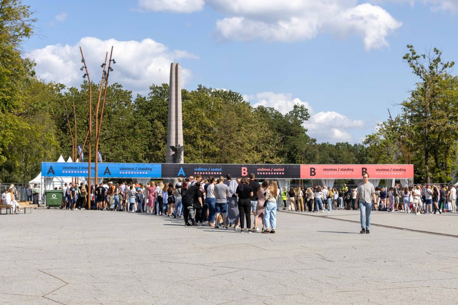 Prie Dariaus ir Girėno stadiono rikiuojasi pirmieji E. Sheerano gerbėjai