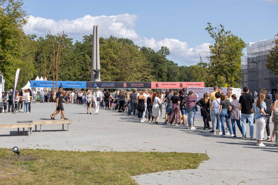 Prie Dariaus ir Girėno stadiono rikiuojasi pirmieji E. Sheerano gerbėjai