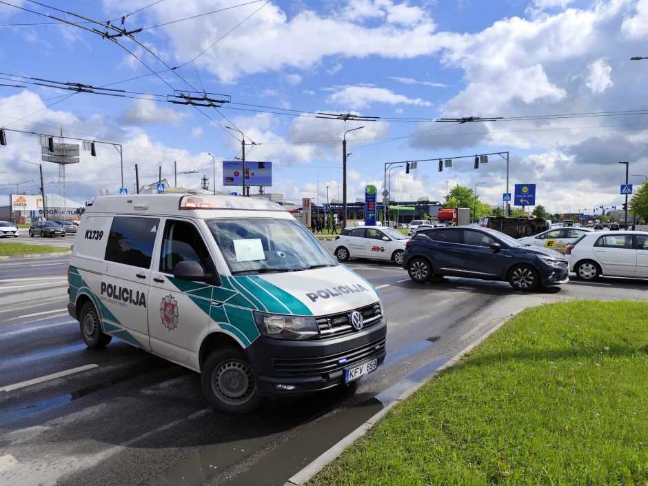 Nufilmuota: „Volvo“ rėžėsi į skubančių paramedikų automobilį