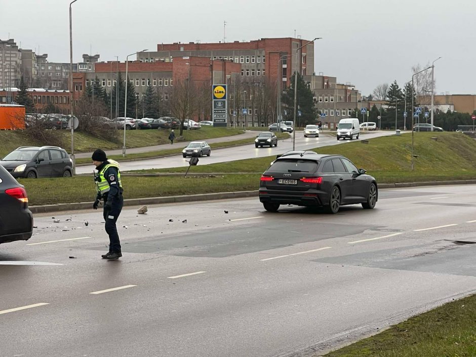 Penktadieninį eismą sutrikdė avarija Žemaičių plente