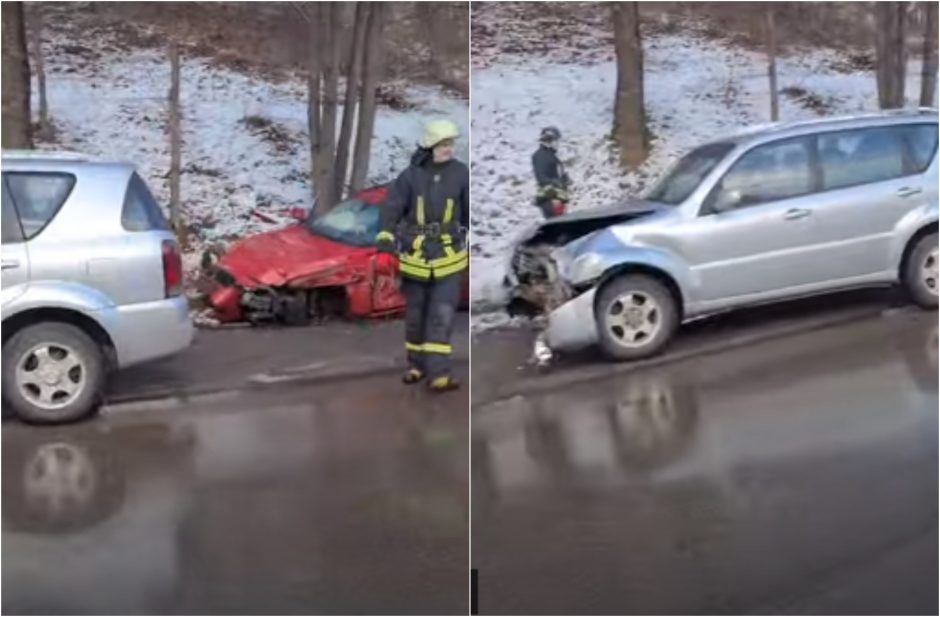 Tarsi užkeiktoje vietoje – vėl avarija: automobiliai gerokai aplamdyti, sužalotas žmogus