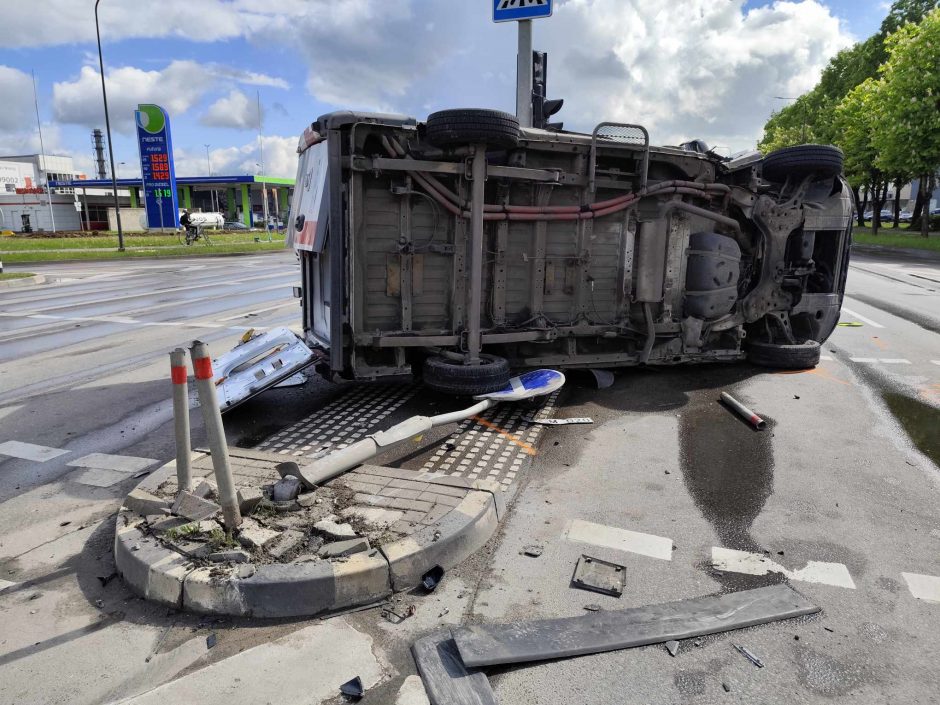 Nufilmuota: „Volvo“ rėžėsi į skubančių paramedikų automobilį