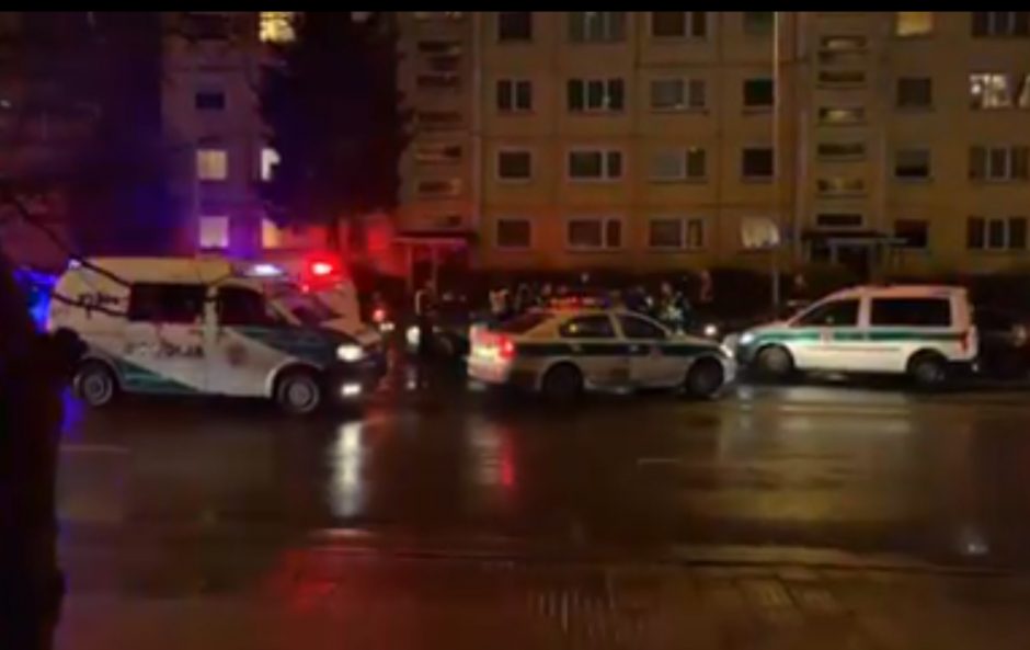 Įtemptos gaudynės sostinėje: policija dėl vagystės per visą miestą vaikėsi BMW