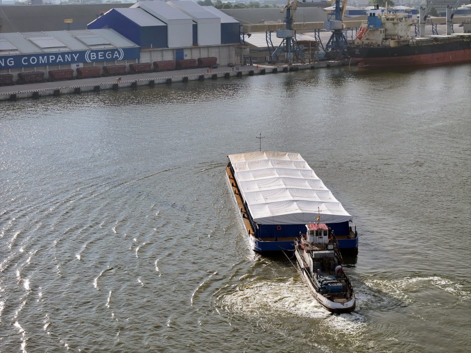 Naujas logistikos kelias: grūdai Nemunu pasiekė Klaipėdą