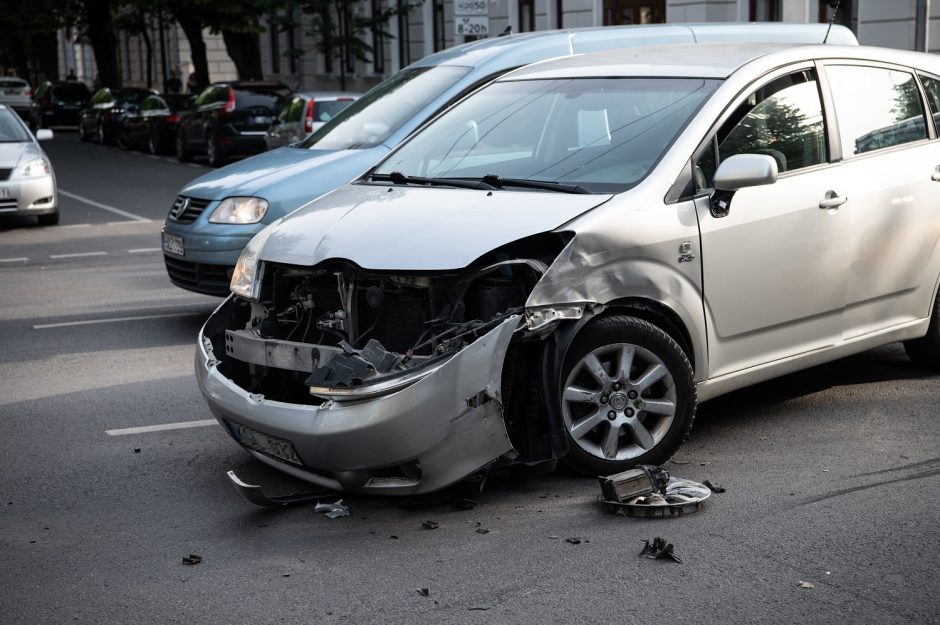 Avarija Kauno centre: sankryžoje neišsiteko du „Toyota“ automobiliai, vienas rėžėsi į šviesoforą