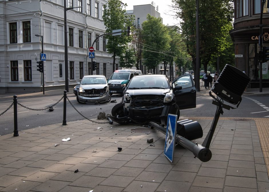 Avarija Kauno centre: sankryžoje neišsiteko du „Toyota“ automobiliai, vienas rėžėsi į šviesoforą