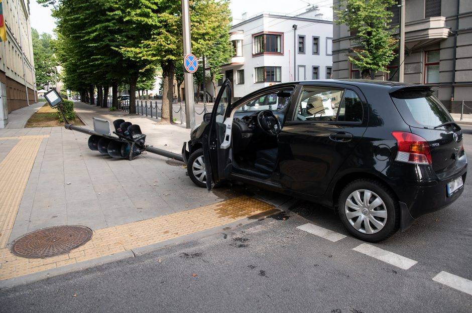 Avarija Kauno centre: sankryžoje neišsiteko du „Toyota“ automobiliai, vienas rėžėsi į šviesoforą