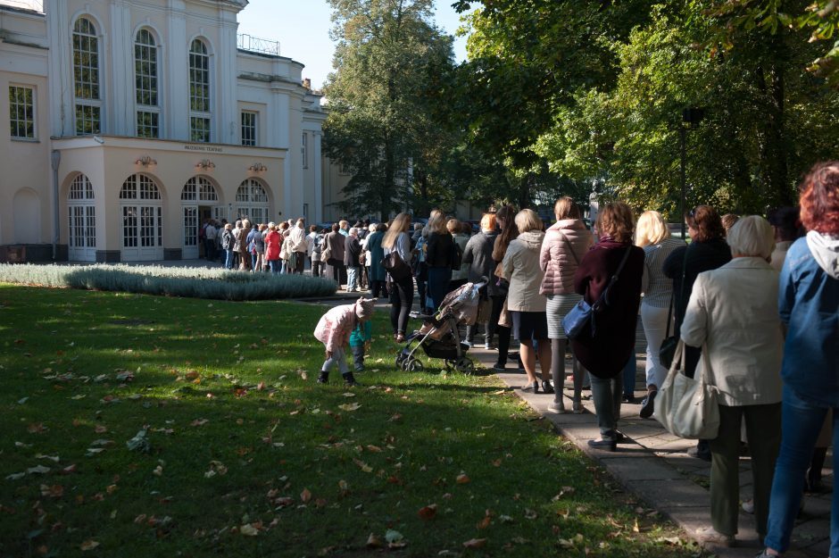 Prie Kauno valstybinio muzikinio teatro nusidriekė eilės