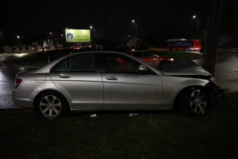 Lietingo vakaro nelaimė: sankryžoje „Mercedes-Benz“ rėžėsi į stulpą