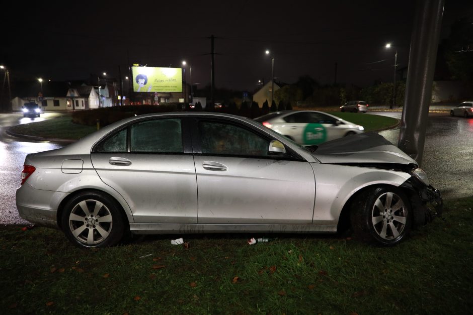 Lietingo vakaro nelaimė: sankryžoje „Mercedes-Benz“ rėžėsi į stulpą