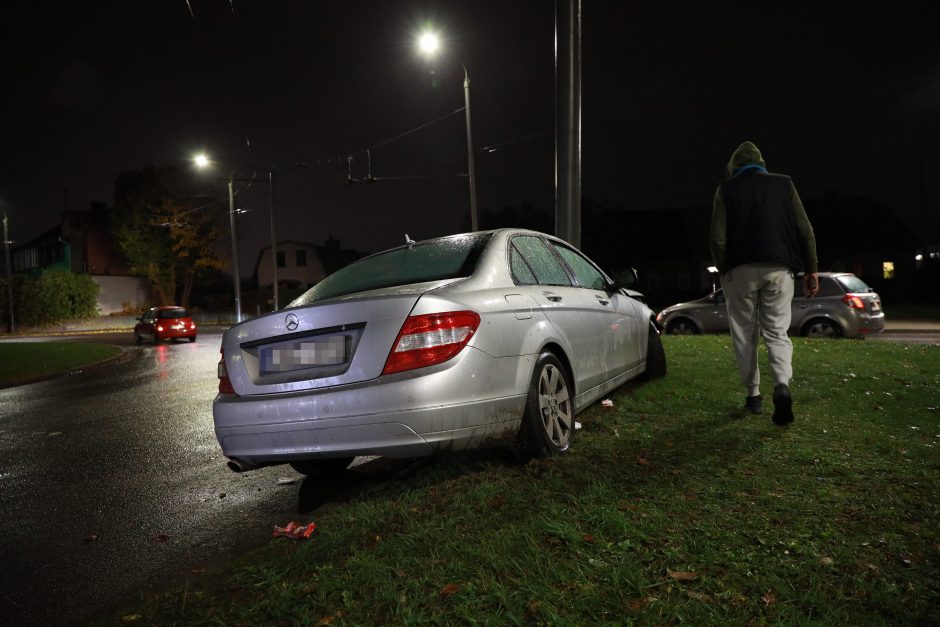 Lietingo vakaro nelaimė: sankryžoje „Mercedes-Benz“ rėžėsi į stulpą