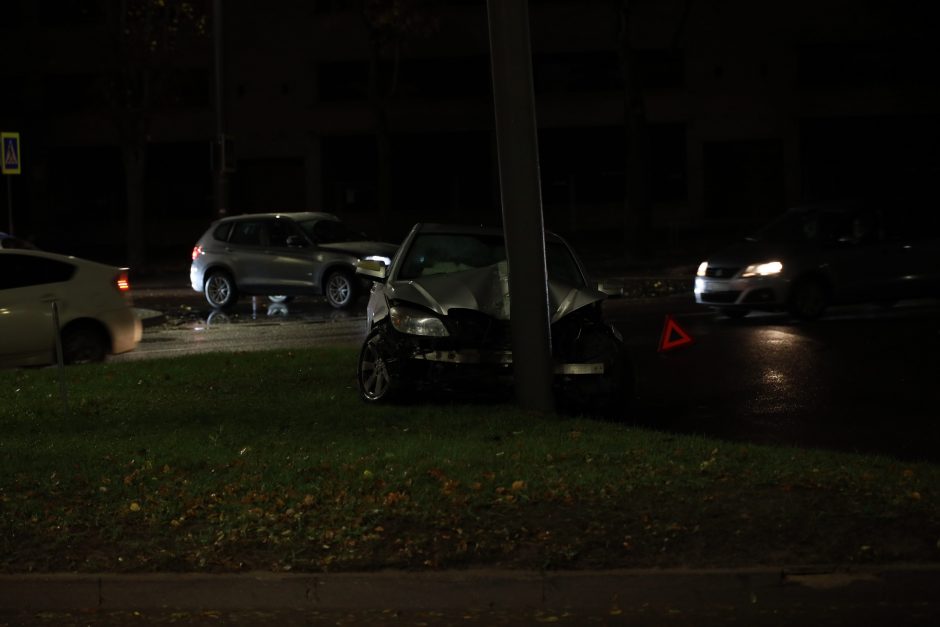 Lietingo vakaro nelaimė: sankryžoje „Mercedes-Benz“ rėžėsi į stulpą