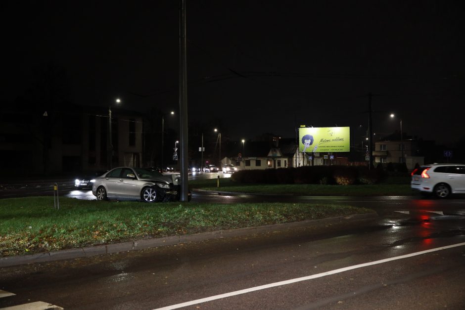 Lietingo vakaro nelaimė: sankryžoje „Mercedes-Benz“ rėžėsi į stulpą