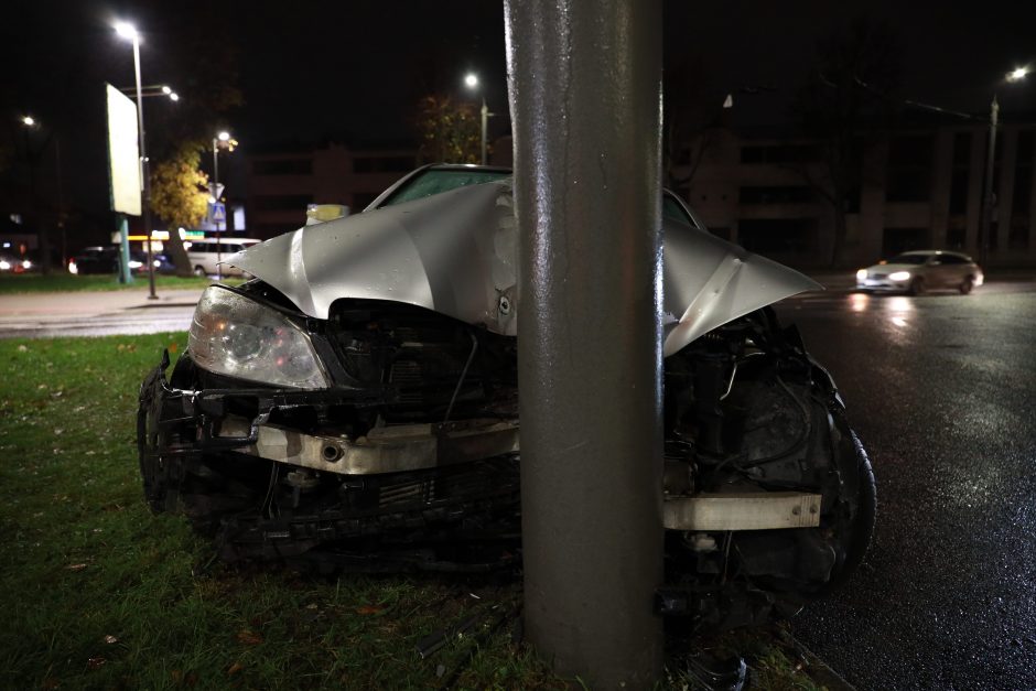 Lietingo vakaro nelaimė: sankryžoje „Mercedes-Benz“ rėžėsi į stulpą