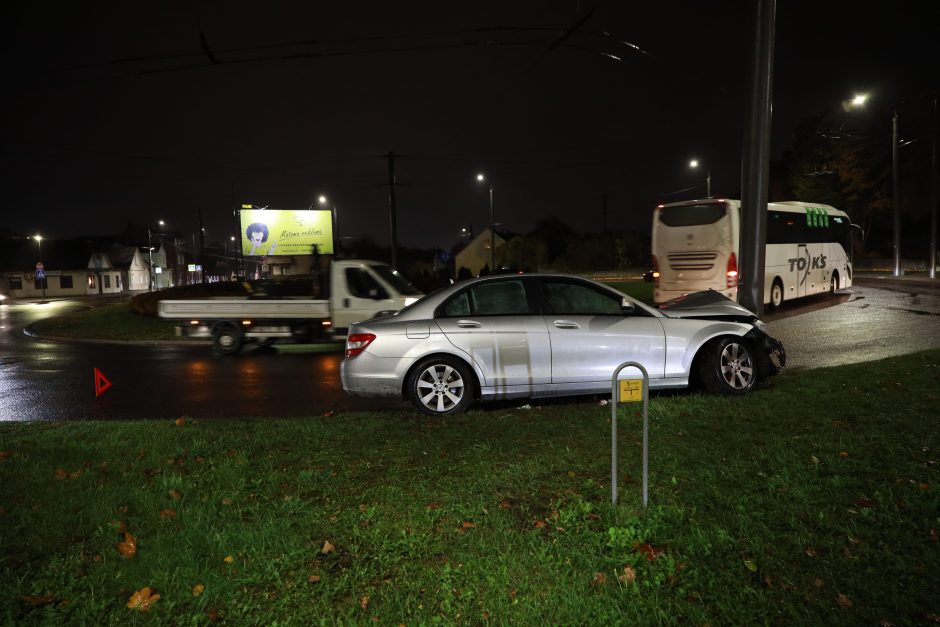 Lietingo vakaro nelaimė: sankryžoje „Mercedes-Benz“ rėžėsi į stulpą