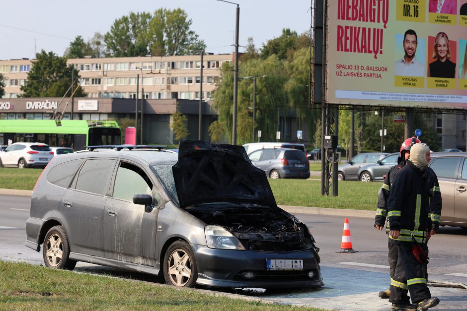 Gaisras Taikos prospekte: degalinės prieigose užsidegė šeimos automobilis