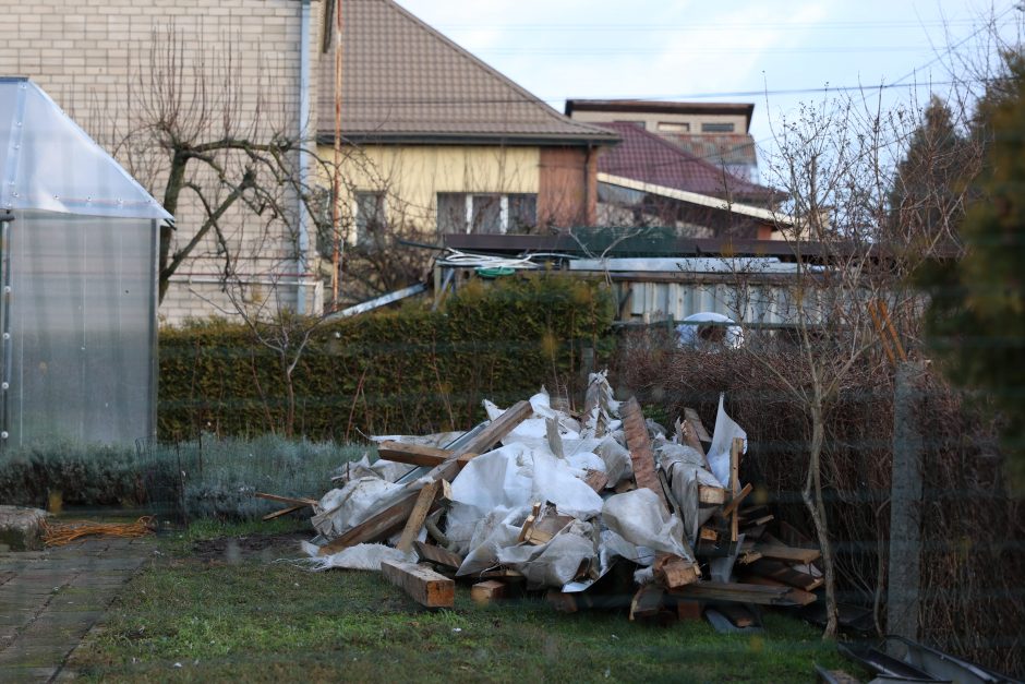 Vėjo grimasos: garliaviškių namo stogas atsidūrė pas kaimynus