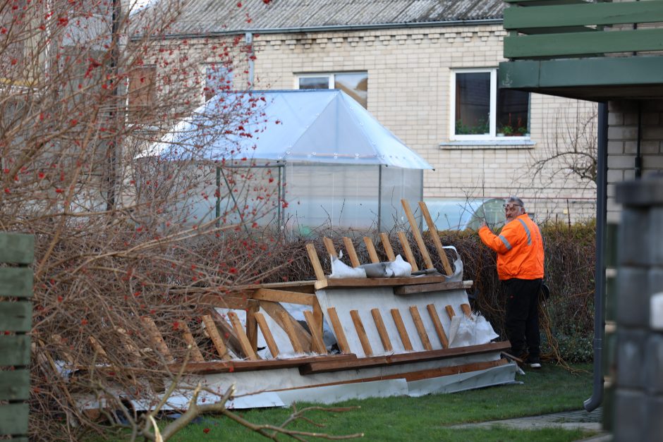 Vėjo grimasos: garliaviškių namo stogas atsidūrė pas kaimynus