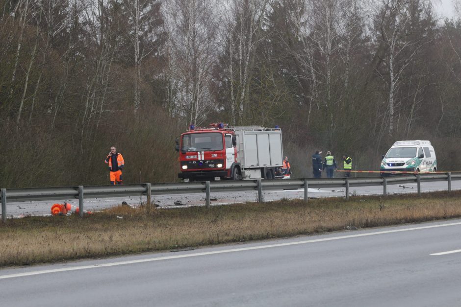 Ties Sitkūnais dujas vežęs vilkikas rėžėsi į kelininkų brigadą 