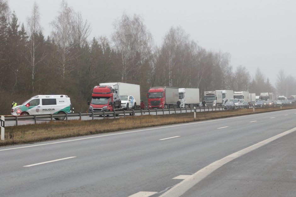 Ties Sitkūnais dujas vežęs vilkikas rėžėsi į kelininkų brigadą 