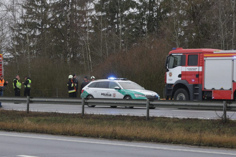 Ties Sitkūnais dujas vežęs vilkikas rėžėsi į kelininkų brigadą 