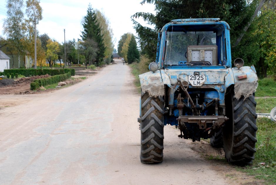 Lenkdamas neleistinoje vietoje vyras įvažiavo į traktorių