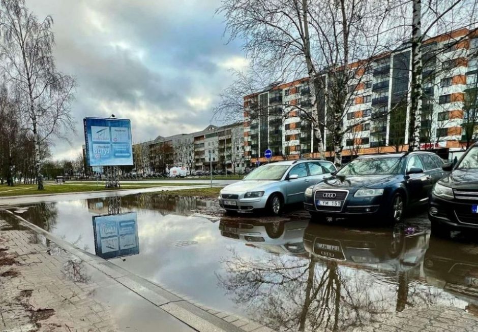 Aikštelė – neįveikiama kliūtis: vairuotojai skęsta duobėse   