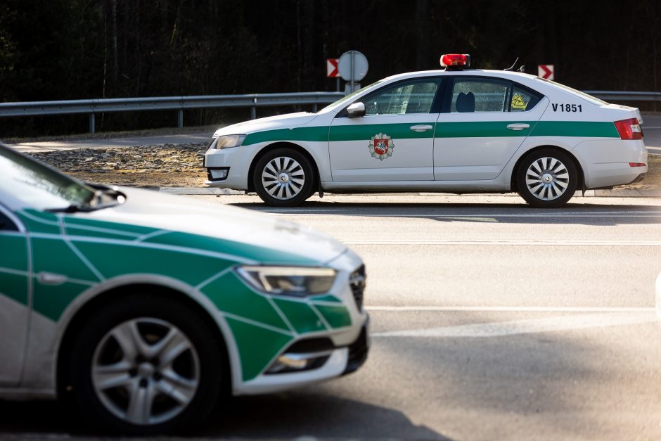 Ieško mačiusių, kaip pakaunėje susidūrė BMW ir dviratininkas