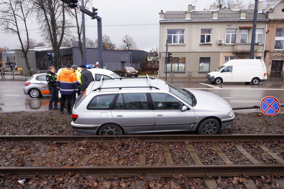 Po avarijos Šančiuose „Peugeot“ atsidūrė ant bėgių